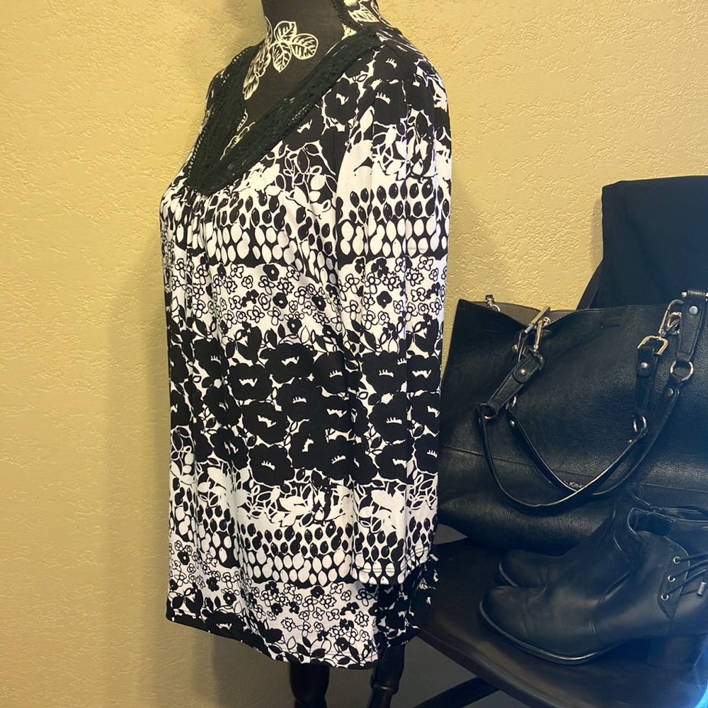 BLACK & WHITE XL LIKE NEW SUSAN LAWRENCE LACE CUTWORK NECK TOP - Picture 3 of 8